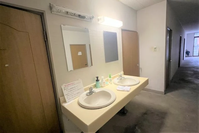 リゾートバイト寮の共同洗面所。複数の洗面台があるので、朝の忙しい時間も快適に準備ができます。