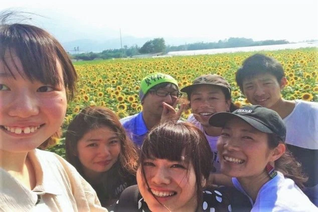 友達やカップルでの応募も歓迎。「友達と同室OK」「温泉も食事も無料」など、嬉しい特典付きのリゾートバイトです。