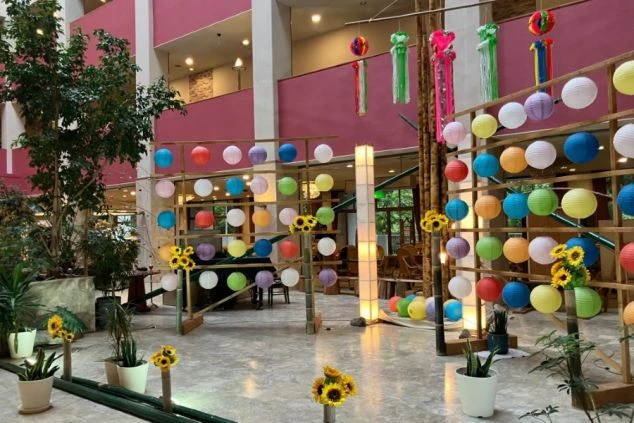 リゾートバイトの調理スタッフとして働く、ライブキッチンでの一場面。お客様の目の前で腕を振るう、やりがいのあるお仕事です。