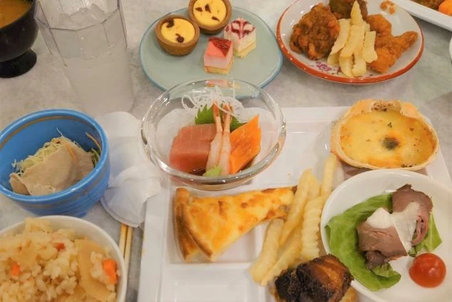 友達やカップルでの応募も歓迎。「友達と同室OK」「温泉も食事も無料」など、嬉しい特典付きのリゾートバイトです。