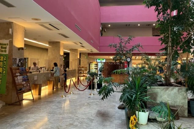 ワクトリ社員が撮影した三重県津市にある施設のフロントロビーの画像。