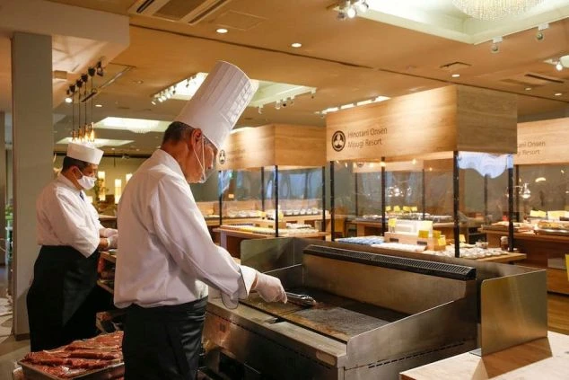 リゾートバイトの調理スタッフとして働く、ライブキッチンでの一場面。お客様の目の前で腕を振るう、やりがいのあるお仕事です。