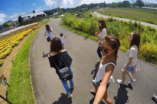 リゾートバイトの仲間と、休日に花畑が広がる高原へお出かけ。美しい景色の中を散策して、心も体もリフレッシュ。