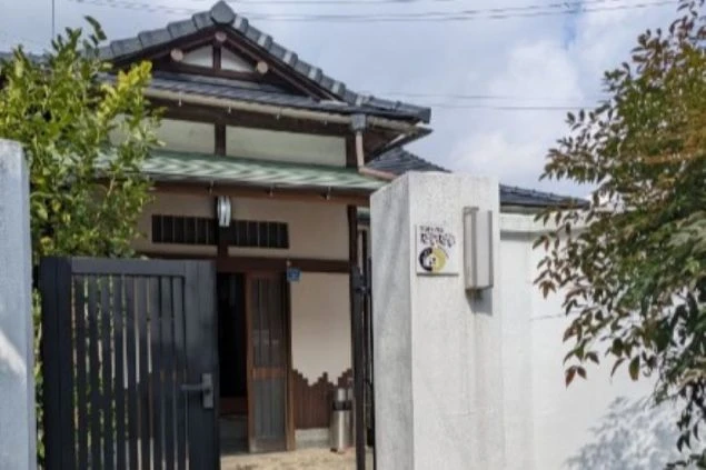 シェアタイプの寮の外観の一例(古民家改装タイプ)。趣のある門構えが特徴です。