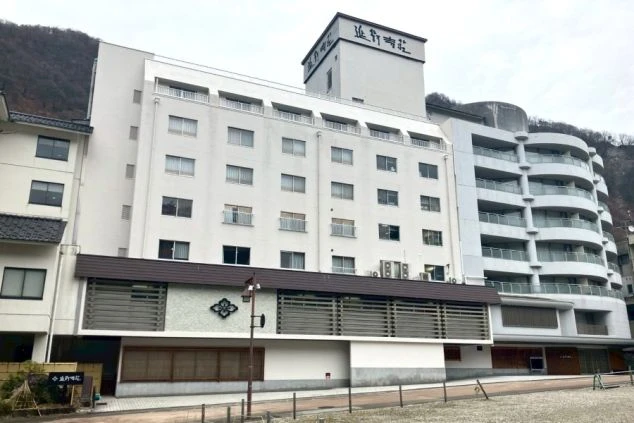 深い緑の山々とエメラルドグリーンの川に架かる赤い鉄橋。富山県の自然豊かな場所でのリゾートバイトで、絶景を楽しみながら働こう。