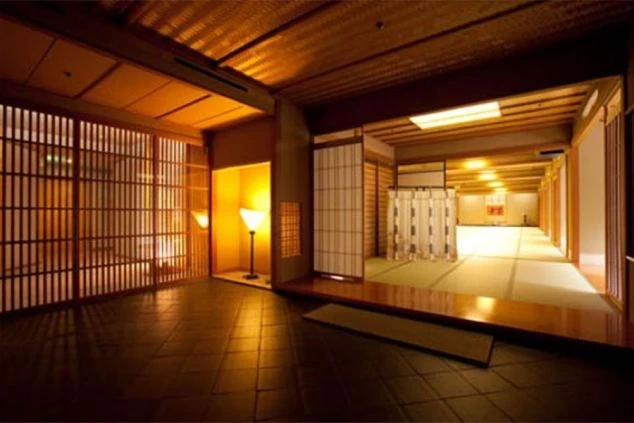 日本の伝統的な旅館の落ち着いた雰囲気の廊下。リゾートバイトで、和の趣を感じる場所で働いてみませんか？