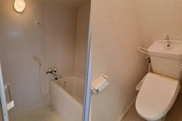 寮のバスルーム。清潔なトイレとお風呂完備。