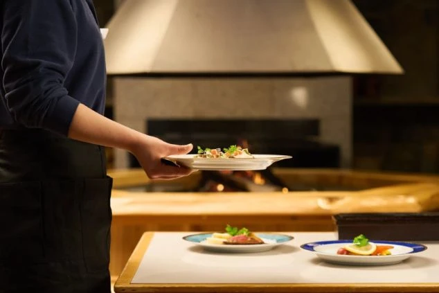 リゾートバイト先のホテルで提供されるお料理のイメージ画像。調理補助のお仕事で盛り付けなどを担当するお料理。