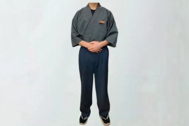 落ち着いたグレーの作務衣に黒いパンツを着用した、男性の帳場・料飲スタッフの制服。リゾートバイトで和風の制服に興味がある方や、旅館での接客業務を検討している方に魅力的な画像。