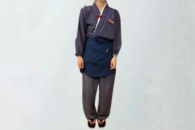 和風の上着に紺色のエプロンと縞模様のパンツの女性の帳場・料飲スタッフの制服。
