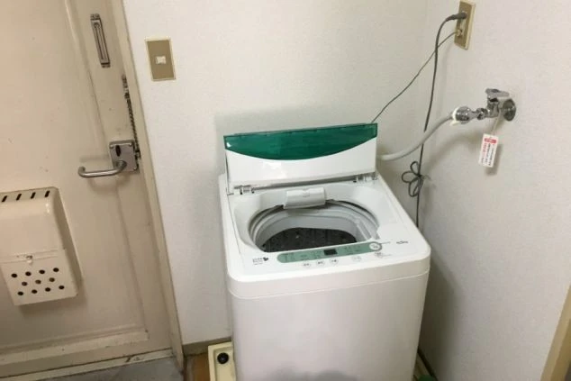 滋賀県・琵琶湖エリアに住み込みするスタッフが暮らす寮の洗濯機の画像