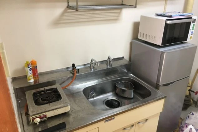 滋賀県・琵琶湖エリアに住み込みするスタッフが暮らす寮のキッチンの画像