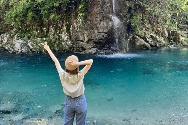 京都の自然エリアでの女性の後ろ姿の画像
