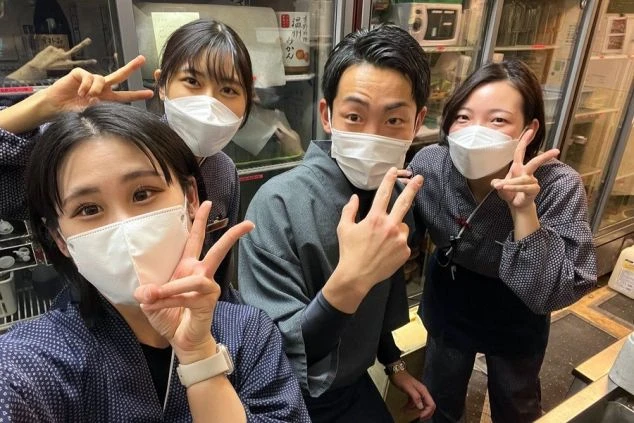 笑顔でピースサインをする4人のワクトリからのリゾートバイトスタッフの提供画像。