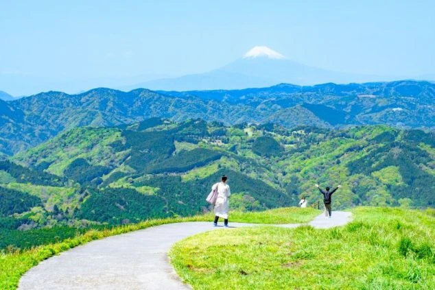 静岡県東伊豆の観光地の「大室山」の晴れた日の画像