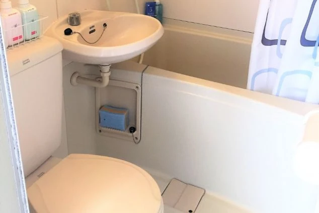 静岡県東伊豆エリアの施設でワクトリからリゾートバイトする人が宿泊する寮内のユニットバスの画像