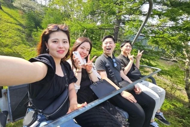 リゾートバイトで出会った仲間と、休日にアクティビティを満喫！スキー場のリフトに乗って笑顔でセルフィーを撮る4人組。共同生活を通して、一生の思い出に残る仲間との出会いが待っています。