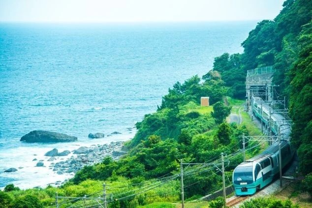 静岡県・東伊豆の海沿いを走る電車の画像