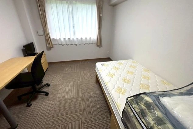 リゾートバイトの寮の部屋の画像。ベッドとデスク、椅子が備え付けられており、快適な生活が送れる。リゾートバイトの寮の部屋の画像。