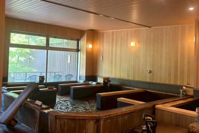 岐阜県高山市の旅館の温泉の画像。