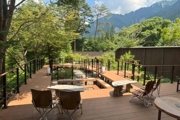 岐阜県高山市の旅館のテラスの画像。