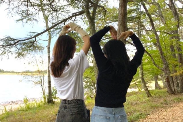 ワクトリでリゾートバイトをしたスタッフが撮影した、休日の様子。仲間と湖畔でハートを作る。