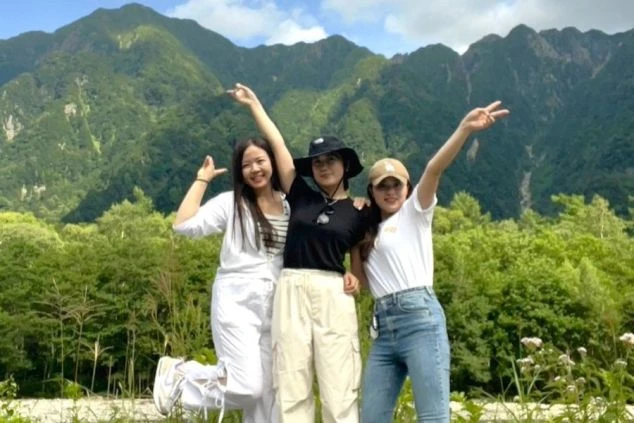 ワクトリでリゾートバイトをしたスタッフが撮影した、雄大な山々を満喫する女性3人組。