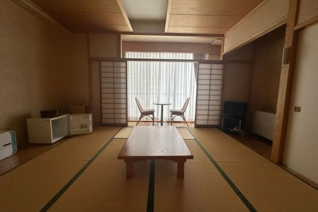 寮の和室。冷蔵庫、加湿器、障子付き。