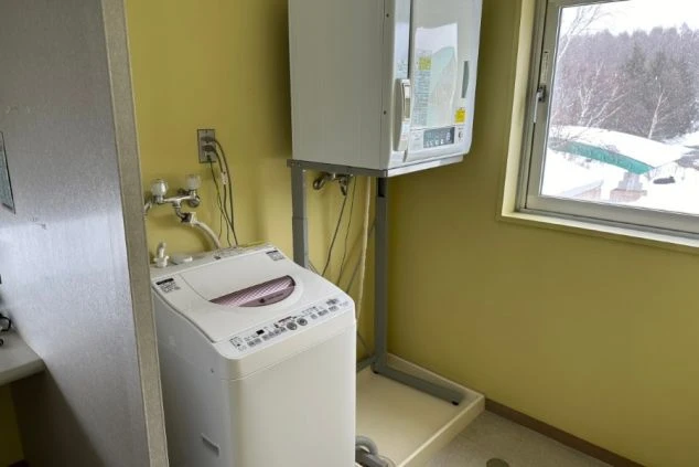 寮の洗濯室。洗濯機と乾燥機を完備。