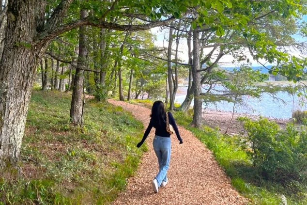 ワクトリでリゾートバイトをしたスタッフが撮影した、休日の様子。湖畔の遊歩道を散策。