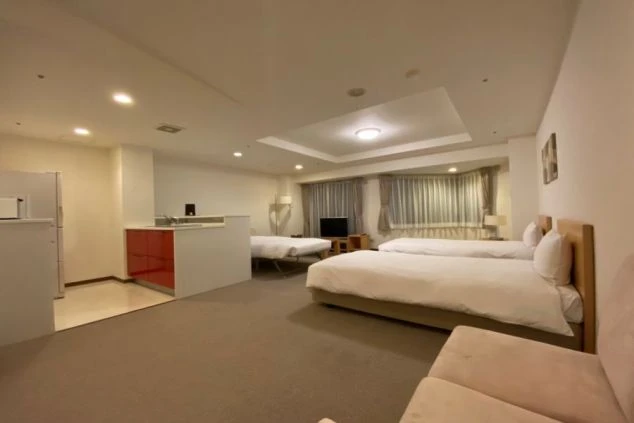 リゾートバイト先の客室寮(相部屋)の画像。広い空間でキッチン設備や家具が充実したキレイで快適な部屋です。