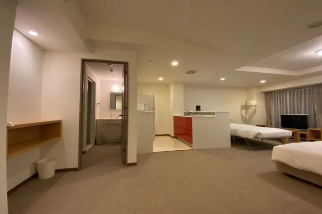 リゾートバイト先の客室寮(相部屋)の画像。広い空間でキッチン設備や家具が充実したキレイで快適な部屋です。