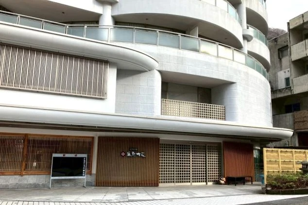 リゾートバイトの特権！源泉かけ流しの温泉が無料で入り放題の寮または施設風呂。仕事の疲れを毎日癒せる、贅沢な環境で働けます。