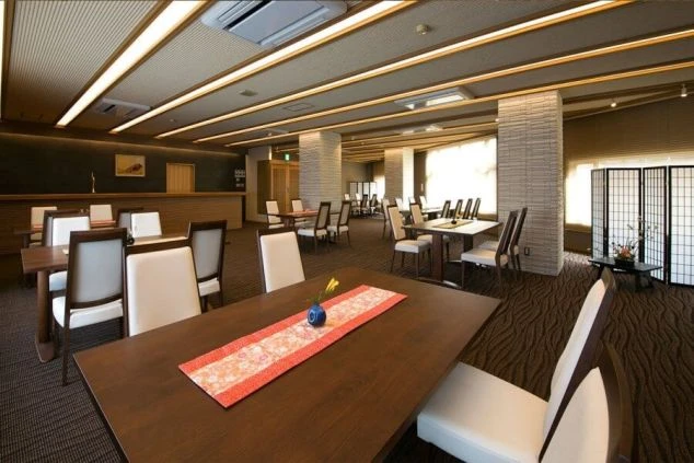 リゾートバイトスタッフが働く、ホテル内の広々としたダイニングルーム。落ち着いた雰囲気の中で、お客様に食事を提供したり、準備を行ったりする仕事があります。