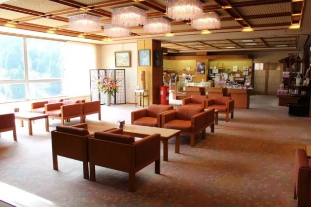 リゾートバイトで働くホテルの広々としたロビーラウンジと売店。お客様を笑顔で迎えたり、観光案内をしたり、お土産の販売に携わる仕事があります。