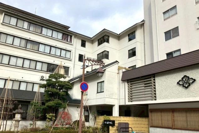 富山県黒部宇奈月温泉エリアのリゾートバイト。観光名所である宇奈月温泉駅と、トロッコ電車が走る風景。仕事の合間や休日に、非日常の景色を楽しみながらリフレッシュできます。