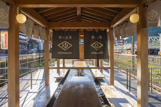 富山県宇奈月温泉のリゾートバイト。宇奈月温泉駅前にある無料の足湯『くろなぎ』。仕事の終わりに気軽に立ち寄って、温泉の温かさで一日の疲れを癒せます。