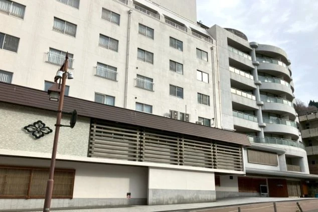 リゾートバイトスタッフが働く、ホテル内の広々としたダイニングルーム。落ち着いた雰囲気の中で、お客様に食事を提供したり、準備を行ったりする仕事があります。