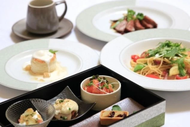 レストランの提供料理。前菜、パスタ、肉料理が美しく盛り付けられた画像。リゾートバイトの職場で提供。