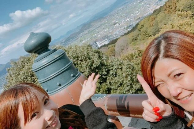 金刀比羅宮からの眺めを背景に女性二人が映っている画像。リゾートバイトに友人と二人で参加した際の休日の過ごし方のイメージ。