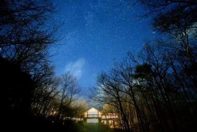 那須高原の満天の星空。真ん中にはホテルの明かりが漏れている画像