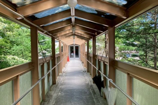 ワクトリの社員が出張で撮影した、リゾートバイトの寮の外観画像。開放感のある渡り廊下。