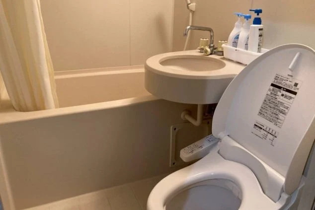 ワクトリの社員が出張で撮影した、リゾートバイトの寮の各部屋に設置されているユニットバスの画像。各部屋に備え付けのため、プライベートな時間を他の人に見合られることなくしっかり守ることができる。