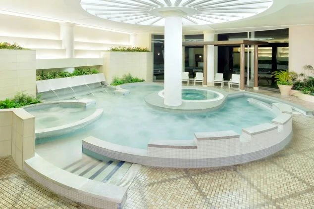 リゾートバイト先のホテルのスパ。清掃業務などで立ち入ることがある。