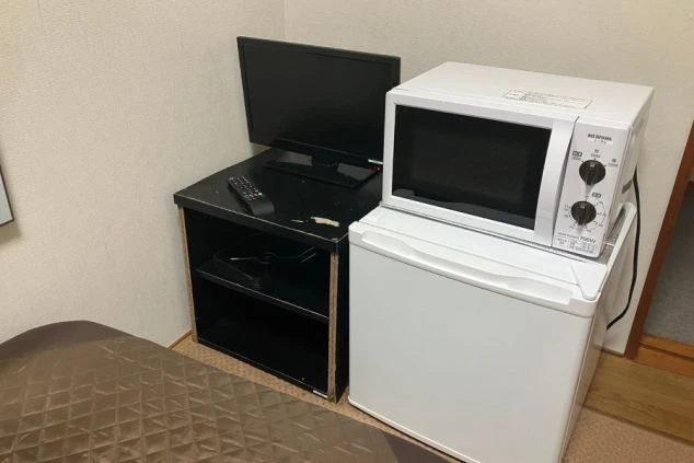 箱根のリゾートバイトの寮の個室内の画像。テレビ、冷蔵庫、レンジを配置。