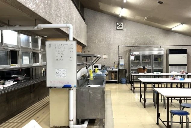 寮に完備された従業員食堂の画像。リゾートバイトスタッフ向けの充実した食堂環境。