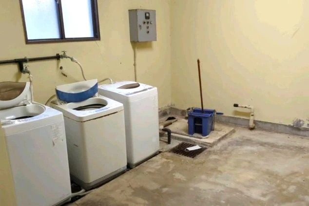 寮内に設置された共用洗濯機スペースの画像。複数台の全自動洗濯機が完備され、日々の家事をスムーズにこなせる実用的な生活設備。