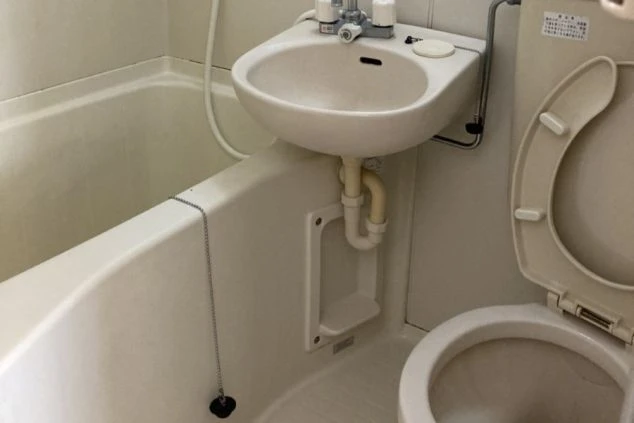 滋賀県・信楽温泉エリアでリゾートバイトする人が住み込む個室寮内のユニットバスの画像