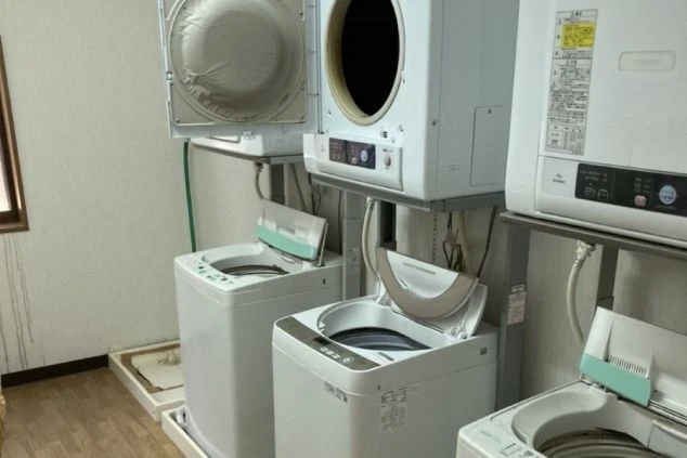 滋賀県・信楽温泉エリアでリゾートバイトする人が住み込む寮の共用洗濯機の画像