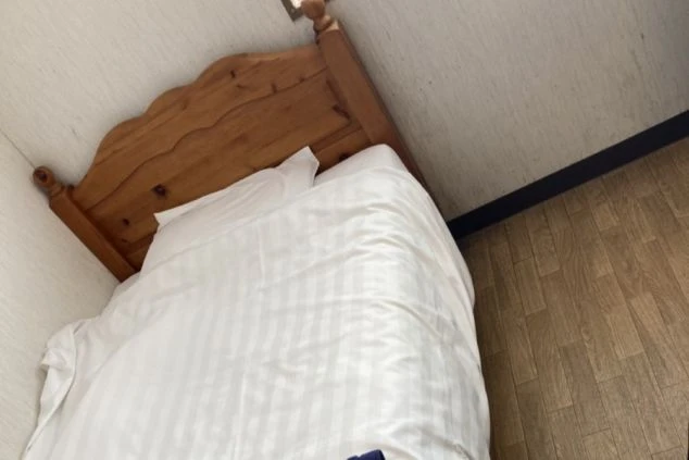 滋賀県・信楽温泉エリアでリゾートバイトする人が住み込む個室寮内ベッドの画像